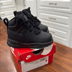 Nike Black Boots High-Top Durable Design
